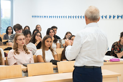 foto di un'aula con studenti e un professore di spalle