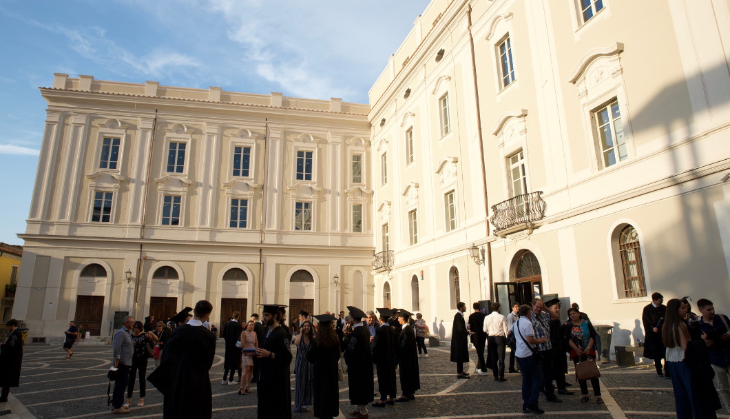 Una foto di una piazza dell'università con laureati