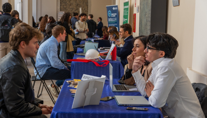 una foto del career day con studenti e laureati a colloquio con le aziende
