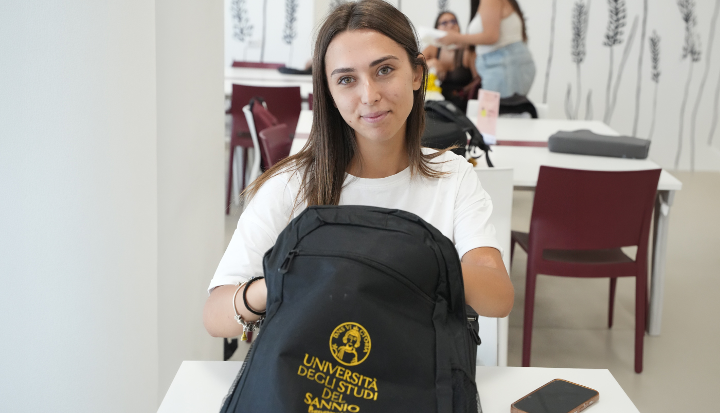 Ragazza con uno zaino