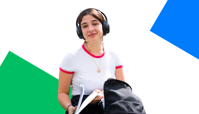 studentessa con libri e cuffie per musica