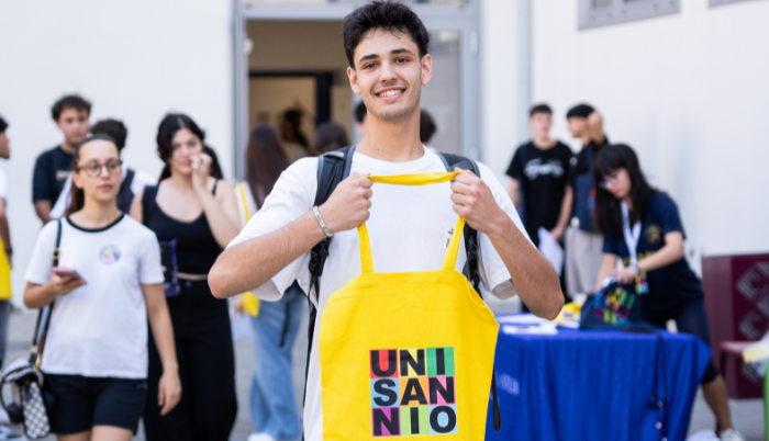 studente sorridente con shopper unisannio