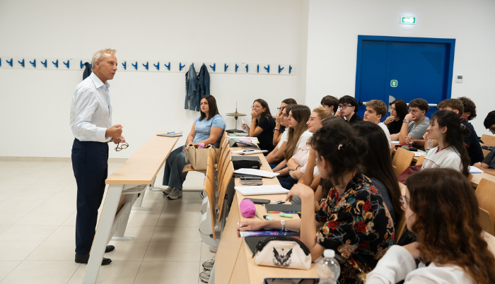docente in aula con studenti
