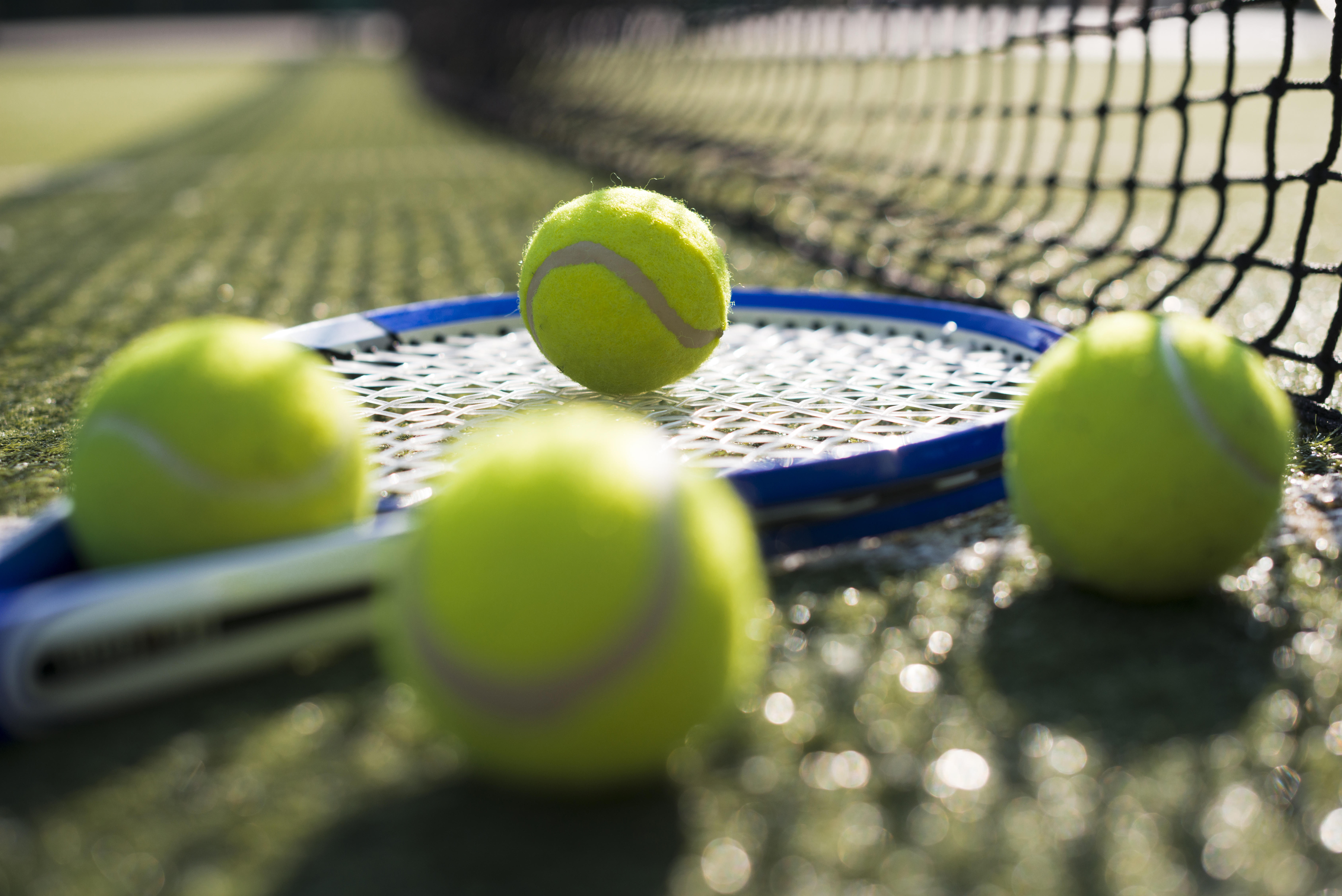 racchetta e palline da tennis 