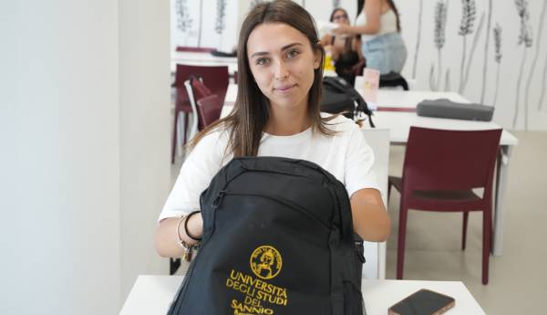 Ragazza con uno zaino