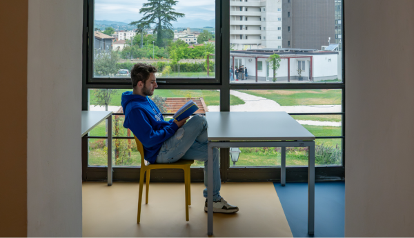 Studente che legge un libro