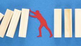 immagine blu con uomo e blocchi in legno 