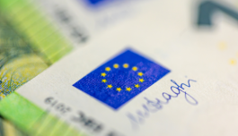 banconota con bandiera unione europea 