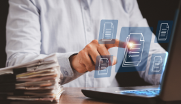 persona che lavora al pc