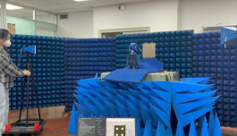 un laboratorio con pareti rivestite da materiale fonoassorbente blu