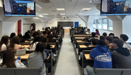 foto di un'aula colma di studenti