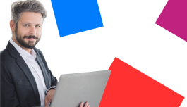 un dipendente che lavora al pc