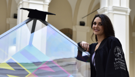 Una laureata UNISANNIO con toga e tocco