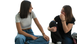due ragazze che parlano tra loro