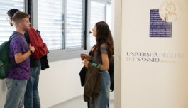 tre studenti che parlano in un corridoio unisannio