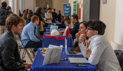 Foto di studenti a colloquio con aziende