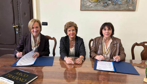 Rettrice Maria Moreno, Prefetto di Benevento Raffaela Moscarella, Dirigente scolastica del Liceo G.Guacci Giustina Anna Gerarda Mazza per la firma in Prefettura riguardo l'accordo tra l'Università e il Liceo sull'uso consapevole dei linguaggi digitali 