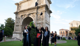 foto di laureate sotto l'arco di traiano