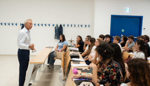 studenti in aula con professore