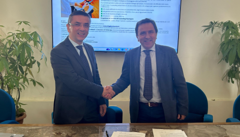 Il rettore e il direttore dell'ASL si stringono la mano dopo la firma del protocollo