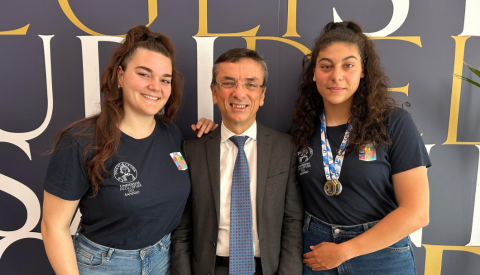 Una foto del rettore con le due atlete unisannio