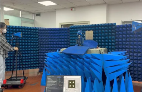 un laboratorio con pareti rivestite da materiale fonoassorbente blu
