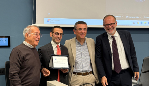 foto di un premiato con rettore, presidente confindustria e professore vaccaro