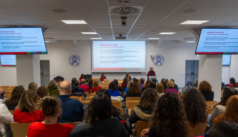 aula magna piena di gente