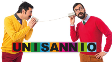 Due persone che parlano 