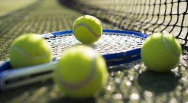 racchetta e palline da tennis 