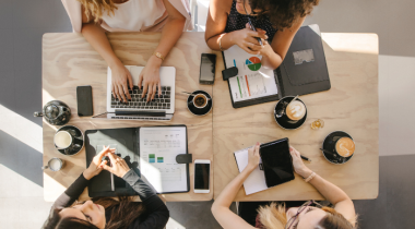 donne a lavoro intorno a un tavolo