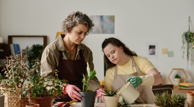 La foro di una ragazza con la sindrome di down a lavoro