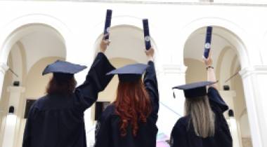 ragazze laureate con toga e pergamena