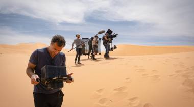 il regista Matteo Garrone nel deserto durante le riprese