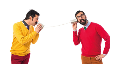 Immagine di due persone che parlano con i barattoli legati a un filo