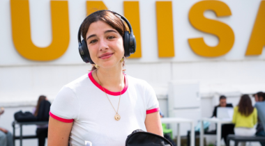 studentessa con cuffie