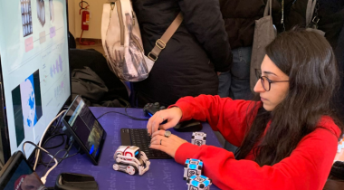 ricercatrice che programma una macchinina elettrica