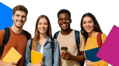 gruppo di 4 studenti sorridenti