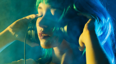 ragazza con cuffie che balla