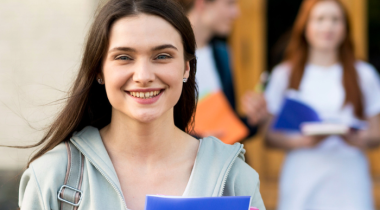 una ragazza sorridente