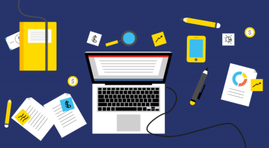 L'immagine di un desk con un pc e vari strumenti di lavoro